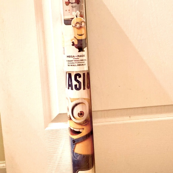 Wall Art Decals Minion Mega Pack 1 Giant + 16 large includes 117 pieces - Picture 7 of 11